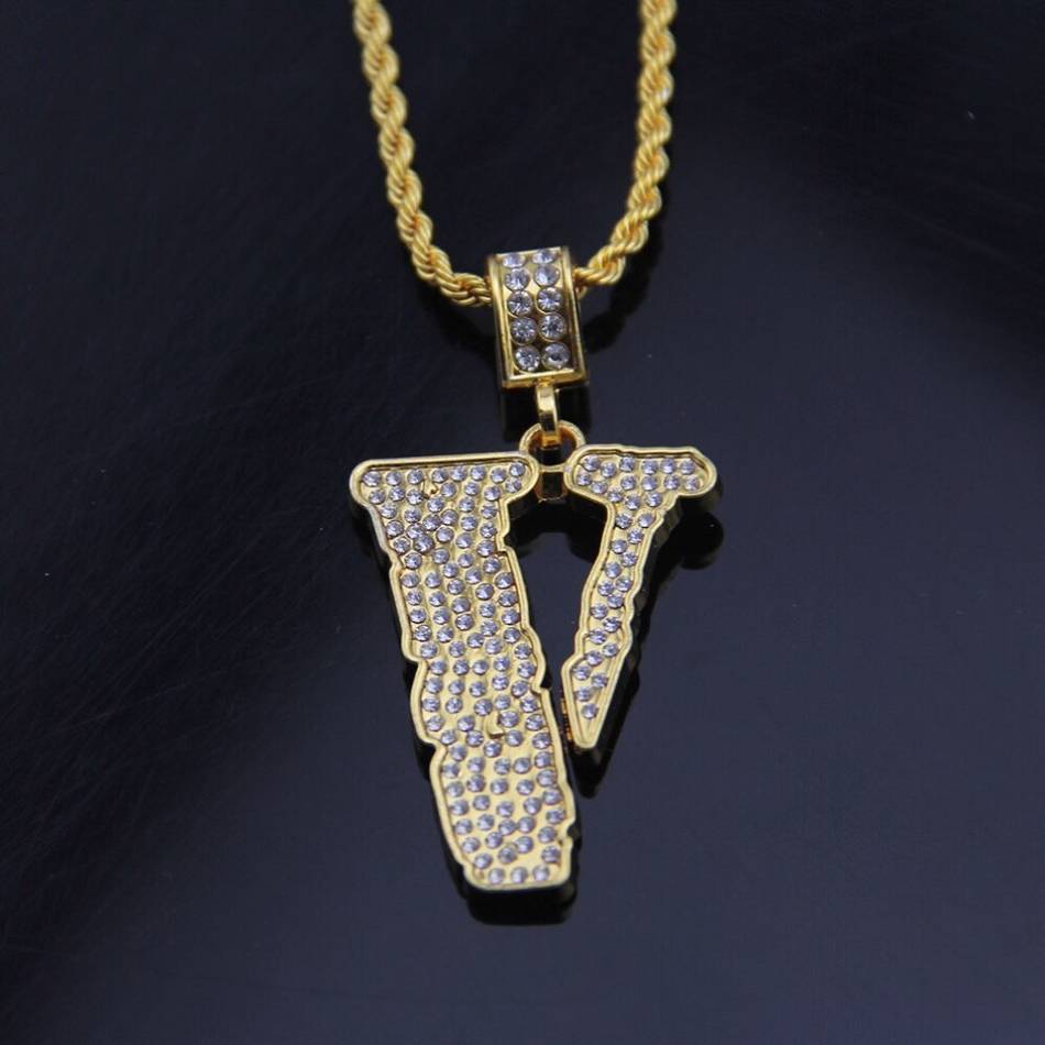 Collier Vlone Gold Plated Pendant Necklace Plus Doré Unisex | TYNW-65943020